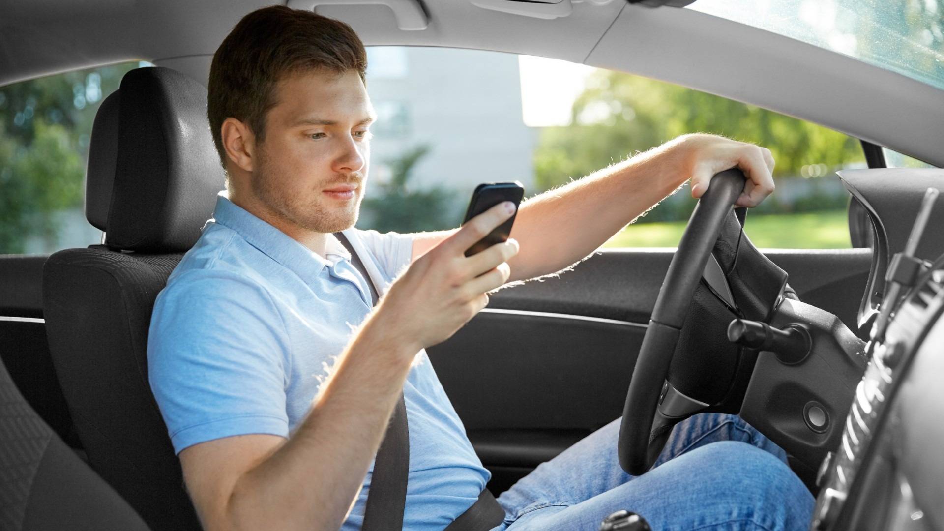 Telefon komórkowy podczas jazdy: mandaty i kary