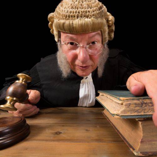 Stronniczość sędziów to problem w procesach sądowych